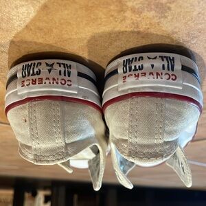 Women converse, white converse